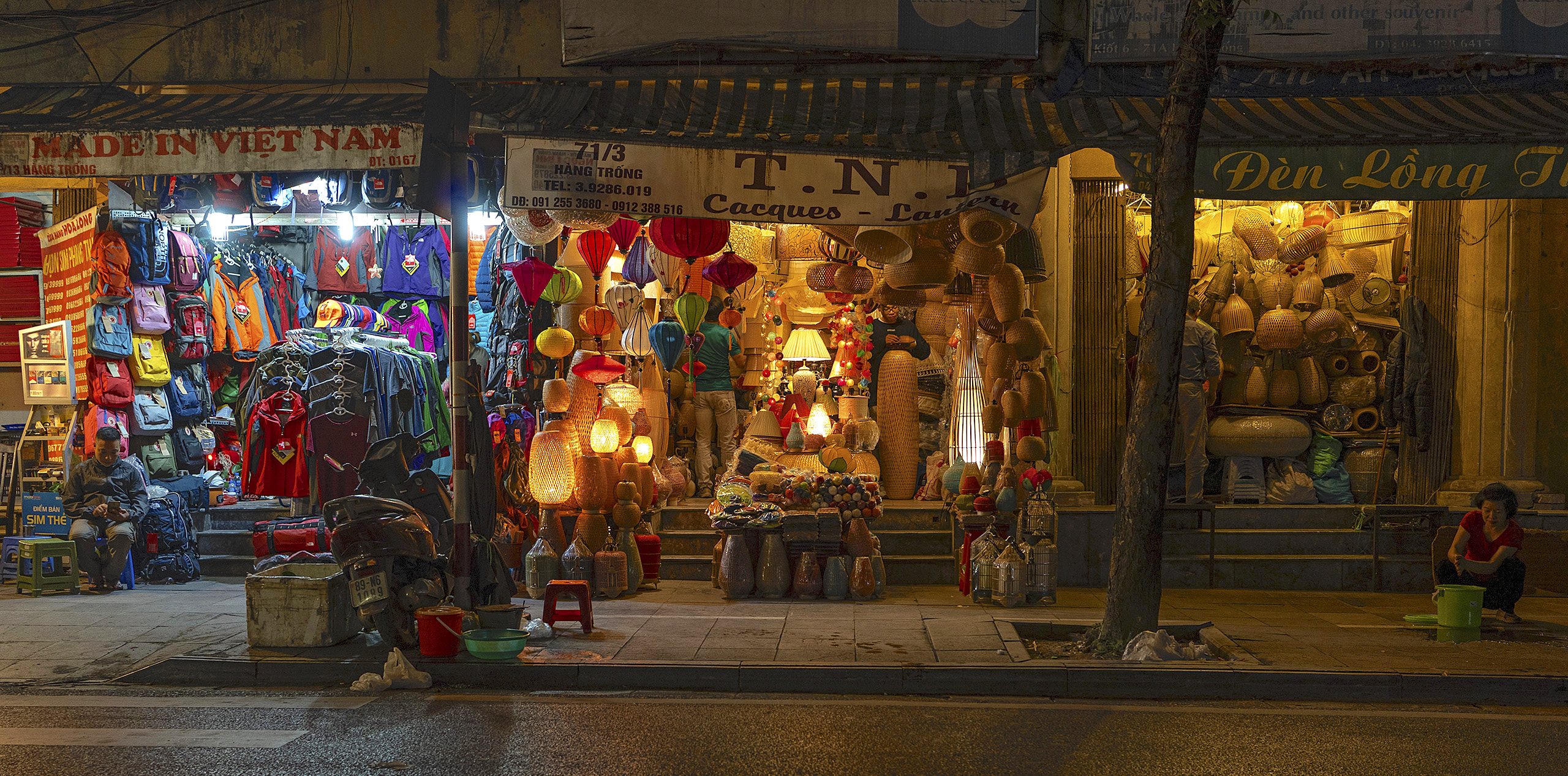 Ha Noi, Shops at night