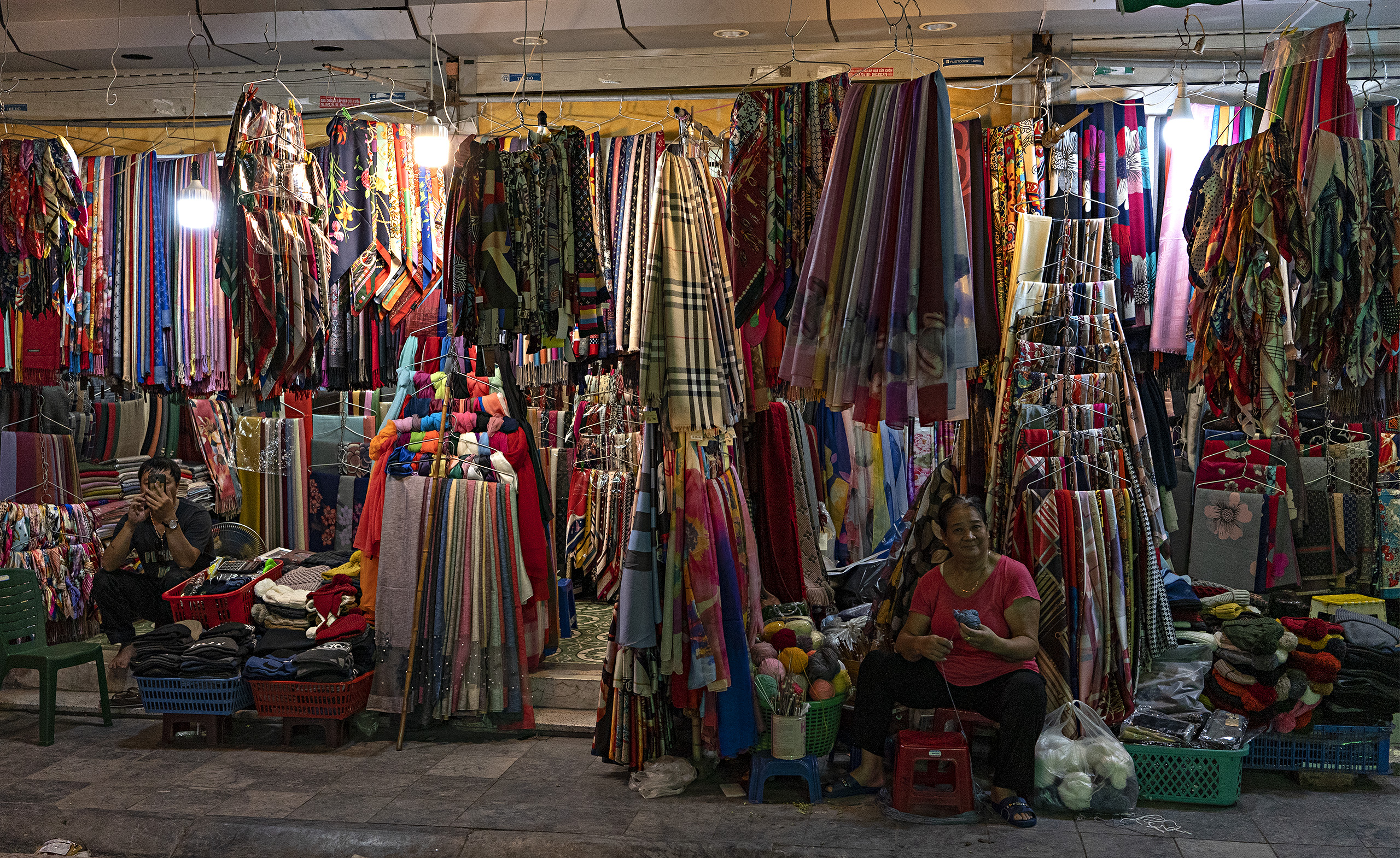Ha Noi, shops at night 03