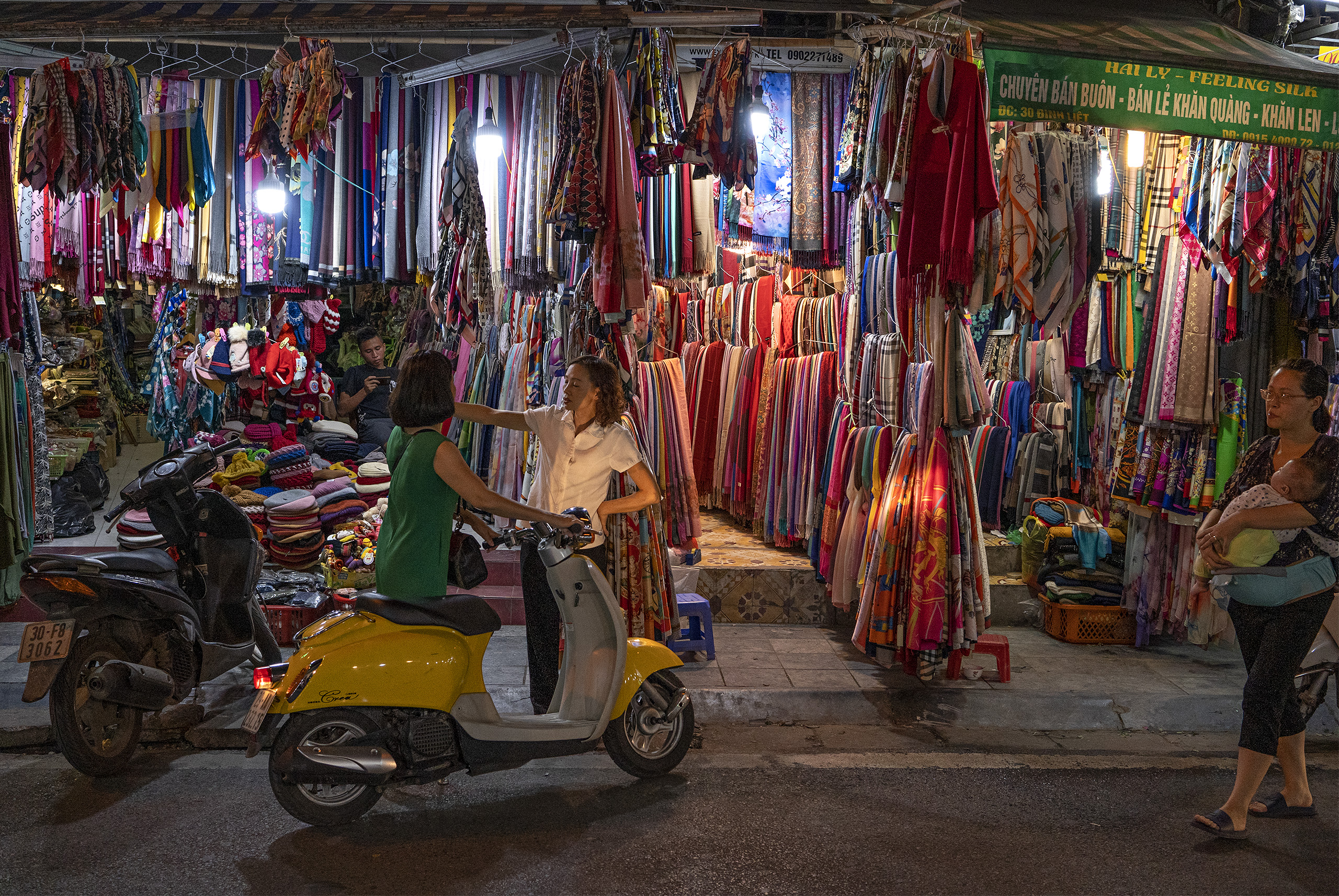 Ha Noi, shops at night 04
