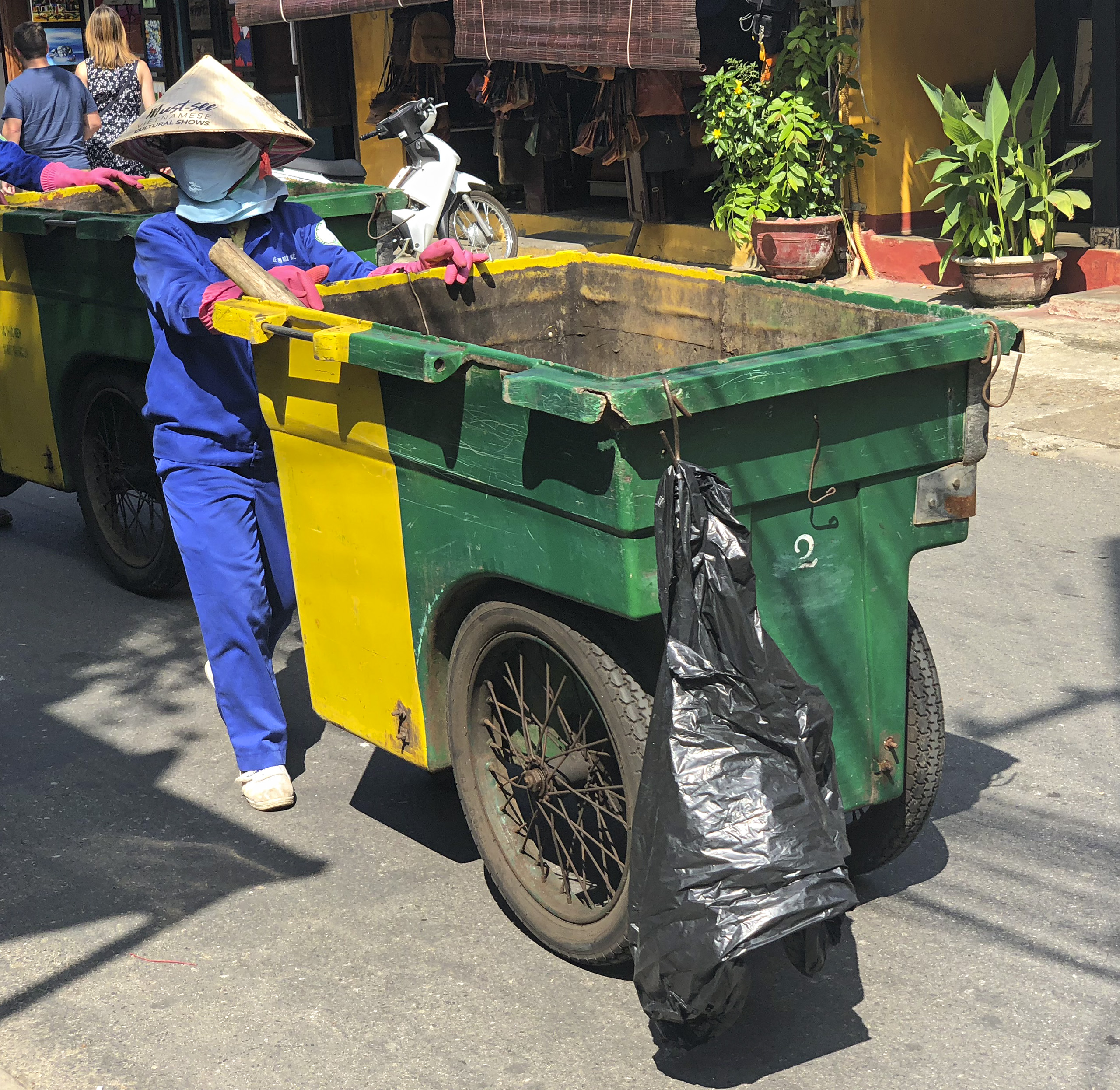 Hoi An, trash lady